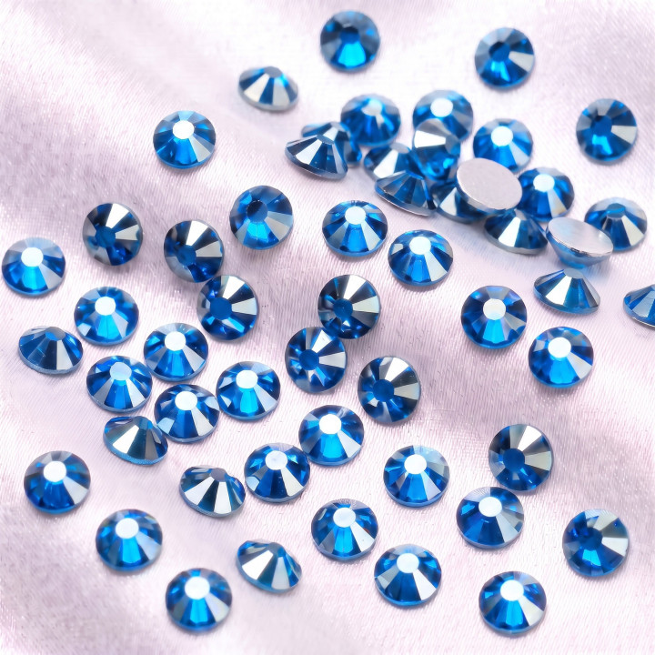 Lazurowe cyrkonie szklane Capri Blue Satin na czarnej tkaninie