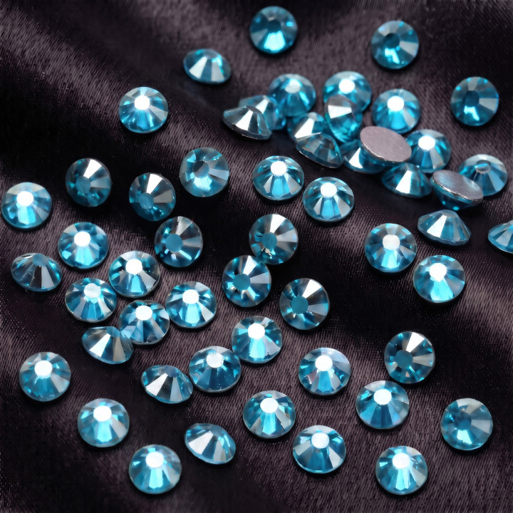 Turkusowobłękitne cyrkonie szklane Aquamarine Satin na czarnej tkaninie