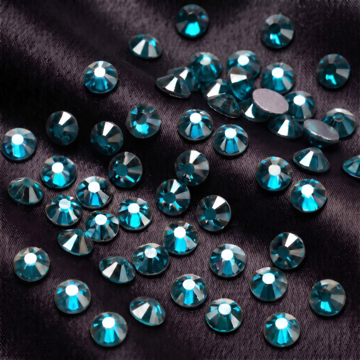 Turkusowe cyrkonie szklane Blue Zircon Satin na czarnej tkaninie