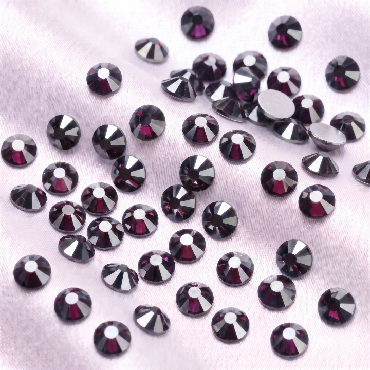 Ciemnofioletowe cyrkonie szklane Amethyst Satin rozsypane na jasnej tkaninie