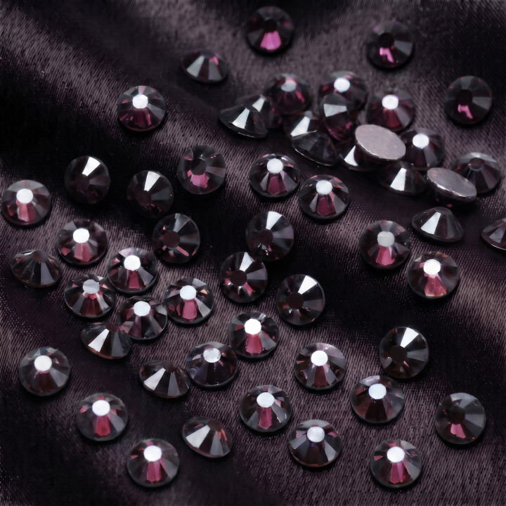 Ciemnofioletowe cyrkonie szklane Amethyst Satin na czarnej tkaninie