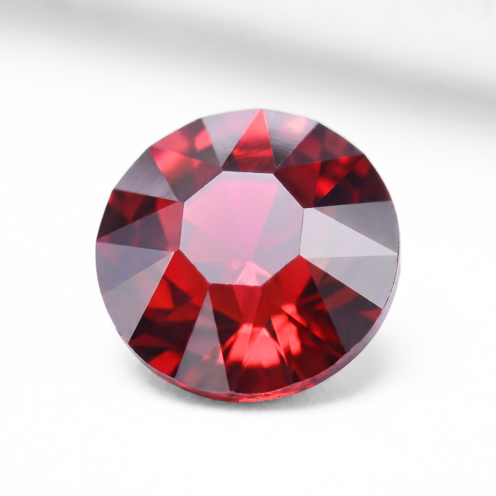 Light Siam Satin – jasnoczerwone cyrkonie szklane