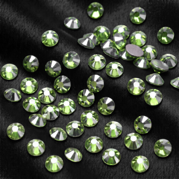 Light Peridot Satin – jasnozielone cyrkonie szklane