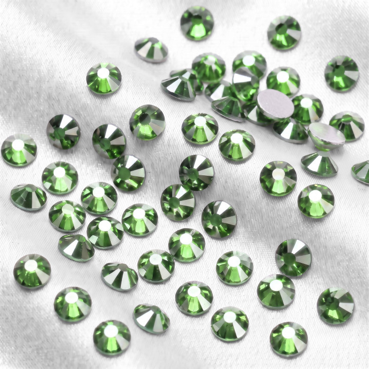 Light Peridot Satin – jasnozielone cyrkonie szklane