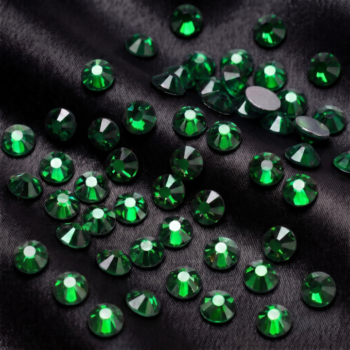 Zielone cyrkonie szklane Emerald na czarnej tkaninie