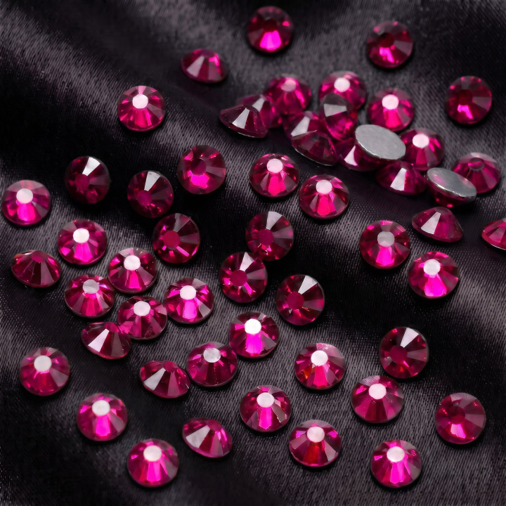 Fuksjowe cyrkonie szklane Hot Pink na czarnej tkaninie
