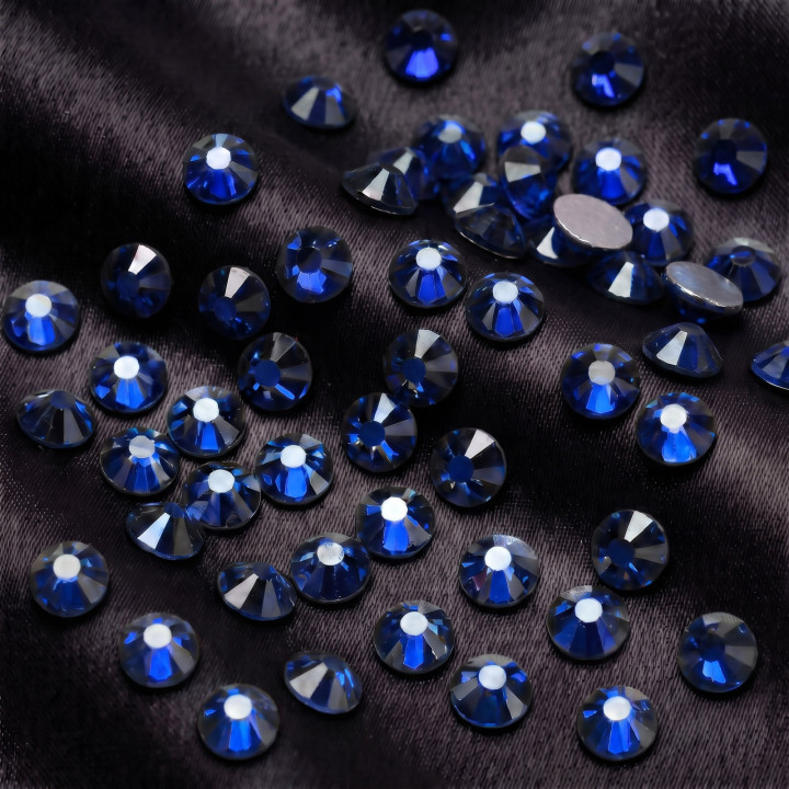 Niebieskie cyrkonie szklane Sapphire Satin na czarnej tkaninie