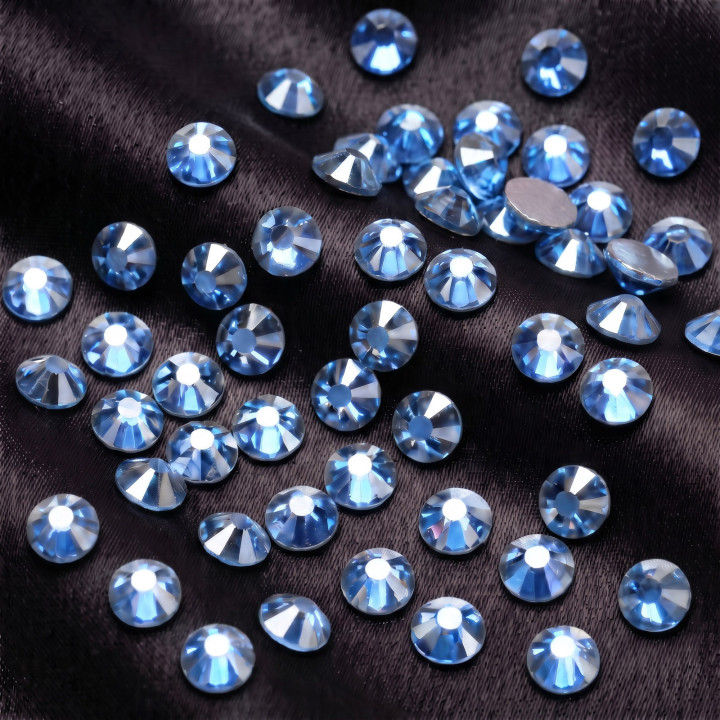 Jasnoniebieskie cyrkonie szklane Light Sapphire Satin na czarnej tkaninie
